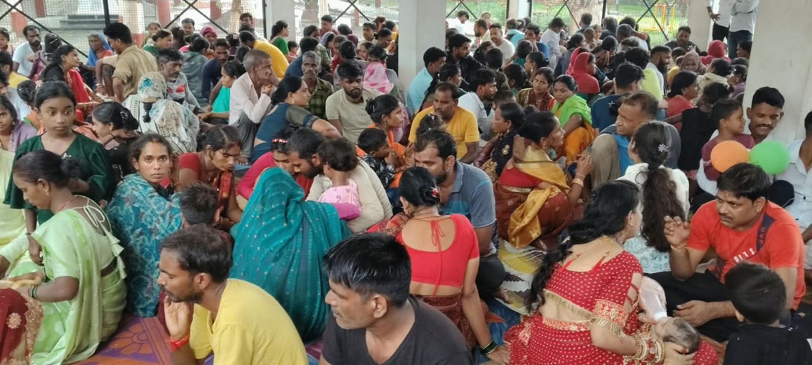 जिला जेल में बंदियों को राखी बांधती महिलाएं। 