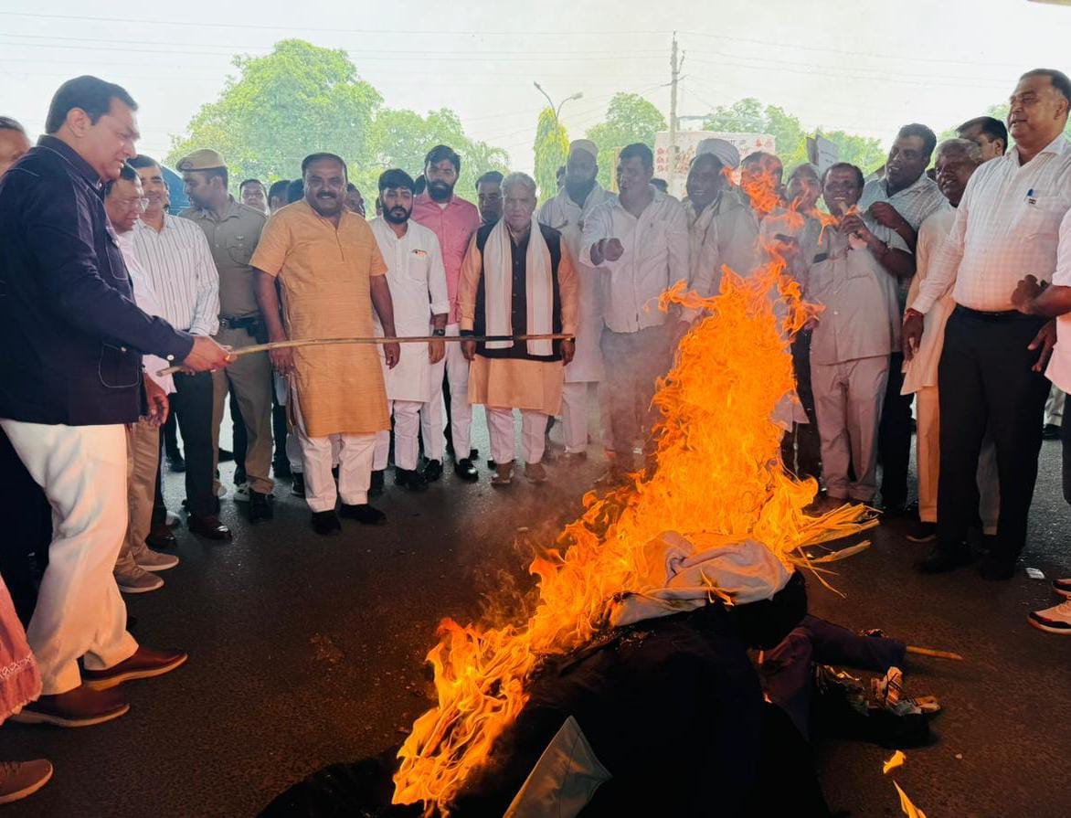 BJP workers burned the effigies of Rahul and Indu Raj Narwal.