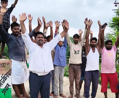 जले ट्रांसफार्मर के कारण बाधित विद्युत आपूर्ति के खिलाफ प्रदर्शन करते ग्रामीण।