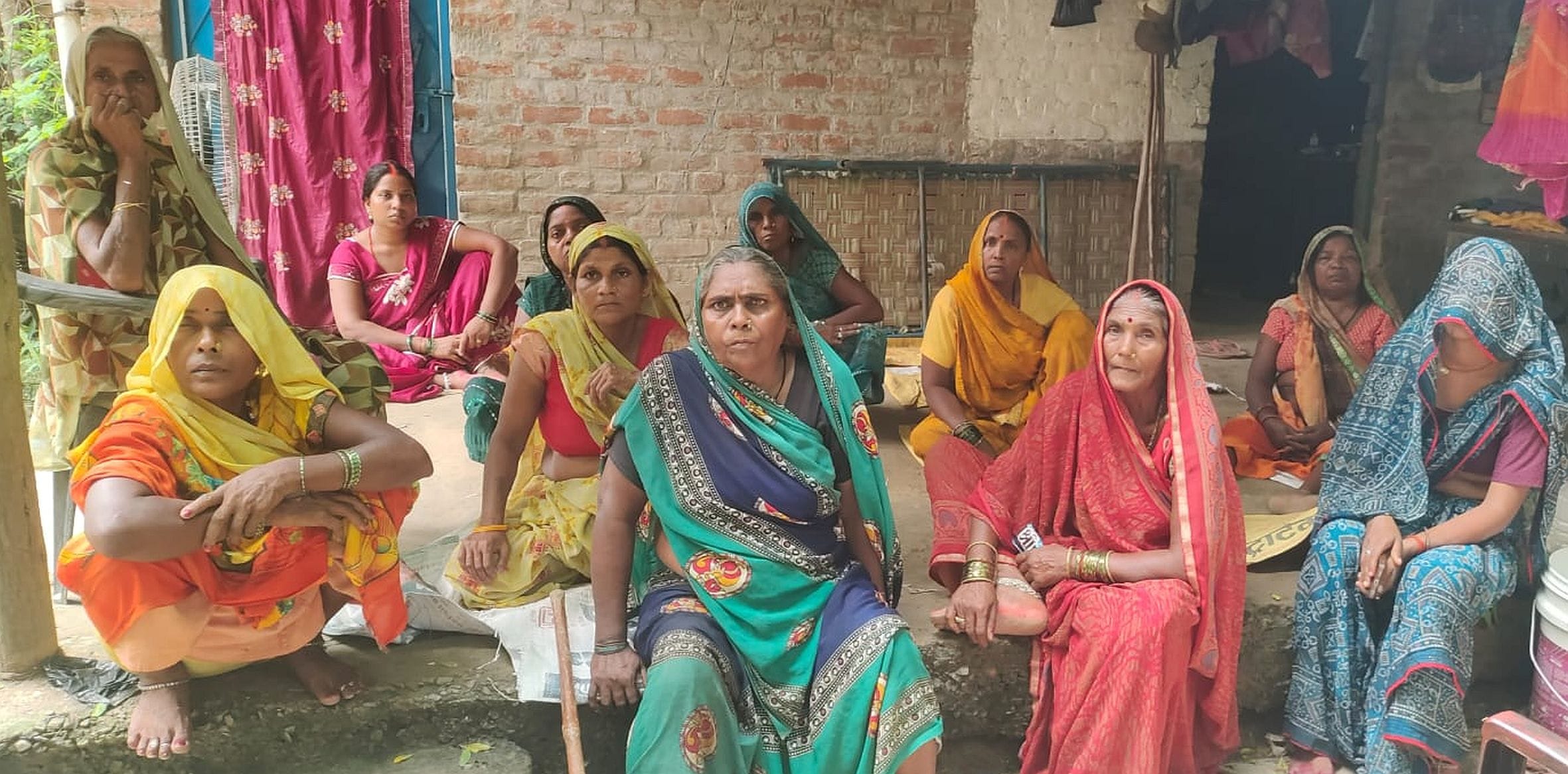  जामों के दक्खिन गांव में गमगीन परिजन व ग्रामीण। स्रोत : ग्रामीण  