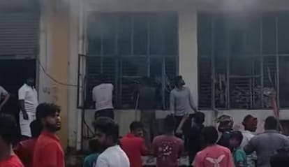 झाड़माजरी में एक कंपनी में आग लगने से निकला रहा धुआं- संवाद।