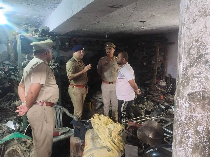 कबाड़ गोदाम में जानकारी लेते सीओ सिटी संतोष कुमार सिंह, साथ में मौजूद थाना प्रभारी। वीडियो ग्रै