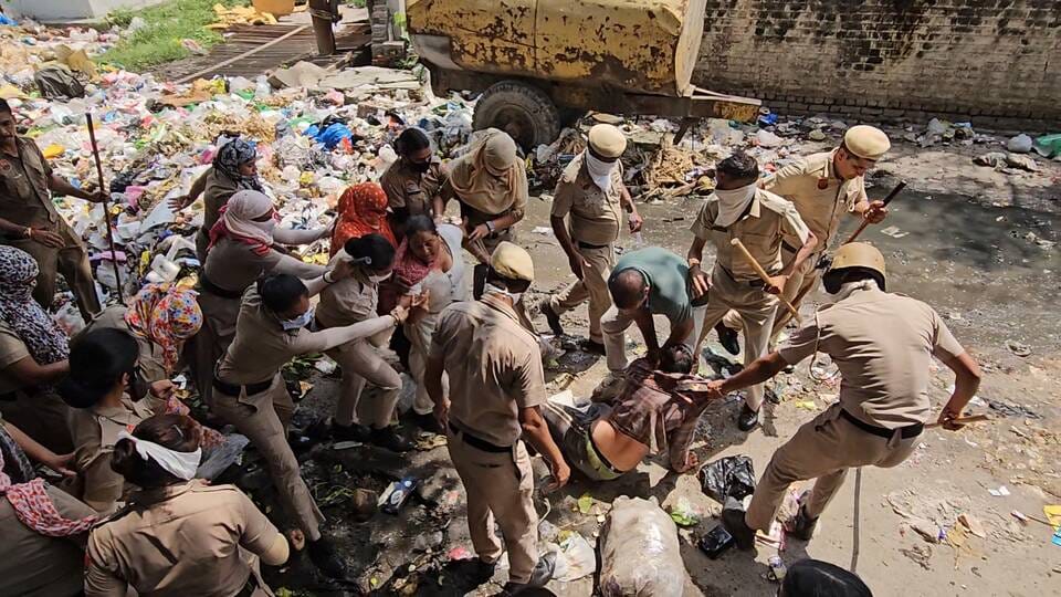  कचरा उठाने का विरोध करने वाले कर्मचारियों को घसीट कर ले जाते पुलिसकर्मी। संवाद