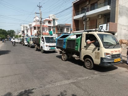 काफिले के साथ पहुंचा डोर टू डोर कचरा उठाने वाली गाड़ियों का काफिला ।