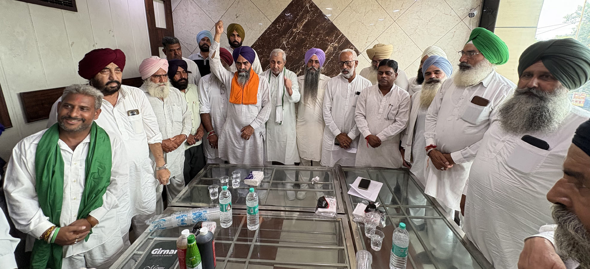 कांग्रेस के प्रति अपना विरोध दर्ज करवाते हुए सिख समाज के लोग। विज्ञप्ति