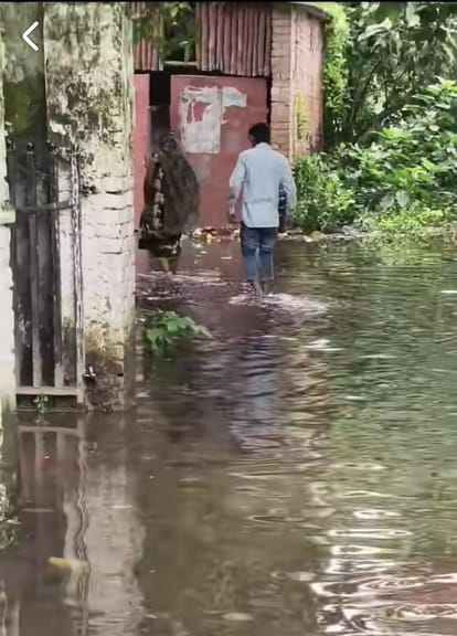 काकोरी सीएचसी में भरा पानी।