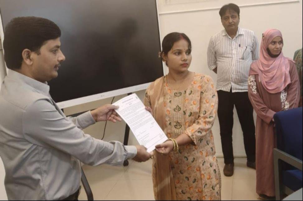 कलेक्ट्रेट में आंगनबाड़ी सहायिका पद पर चयनित अभ्यर्थियों को नियुक्ति पत्र देते सीडीओ दयानंद प