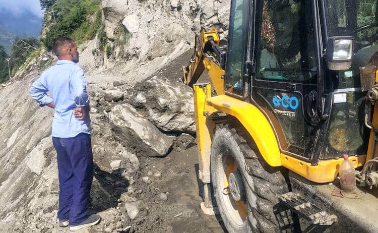 Road blocked again at Ghatigarh; milk and vegetable vehicles allowed to pass after hours of waiting.