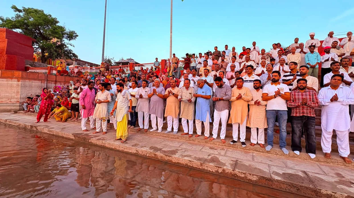 Some arrived barefoot, while others joined the Aarti holding lamps in their hands.