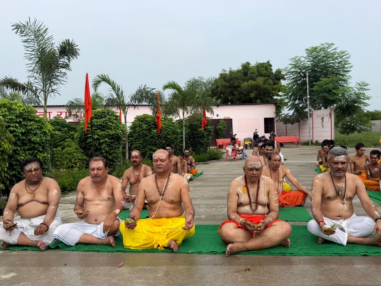 Over a hundred young Vedic students observed Vedic traditions.