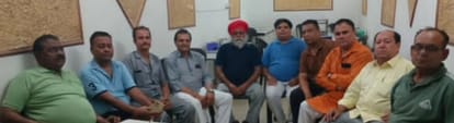 कुरुक्षेत्र। बैठक करते श्रीलक्ष्मी रामलीला ड्रामाटिक क्लब के सदस्य। स्वयं