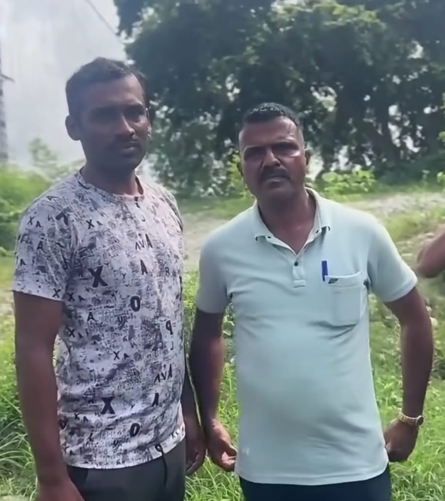 कर्नाटक के दोनों पुलिस कर्मी। स्रोत : सोशल मीडिया