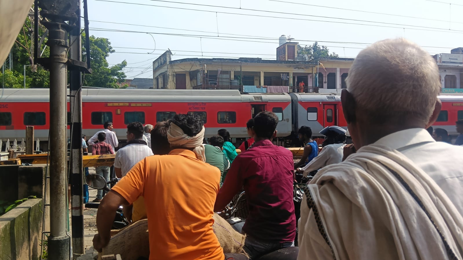 क्रॉसिंग के बीचोंबीच खड़ी ट्रेन व लगा जाम।संवाद