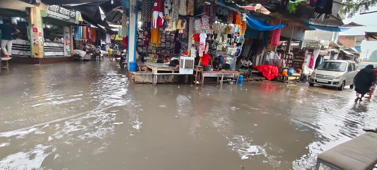 कस्बा खीरी की सड़कों पर दुकानों के आगे जलभराव। संवाद