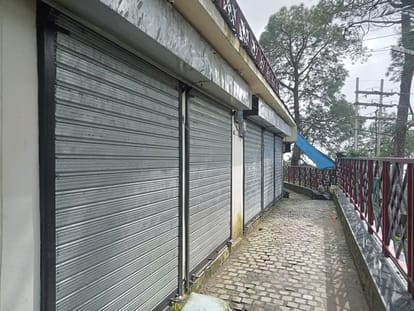 कोतवाली बाजार की गांधी वाटिका में स्ट्रीट वेंडिंग जोन में बनी दुकानें। -संवाद