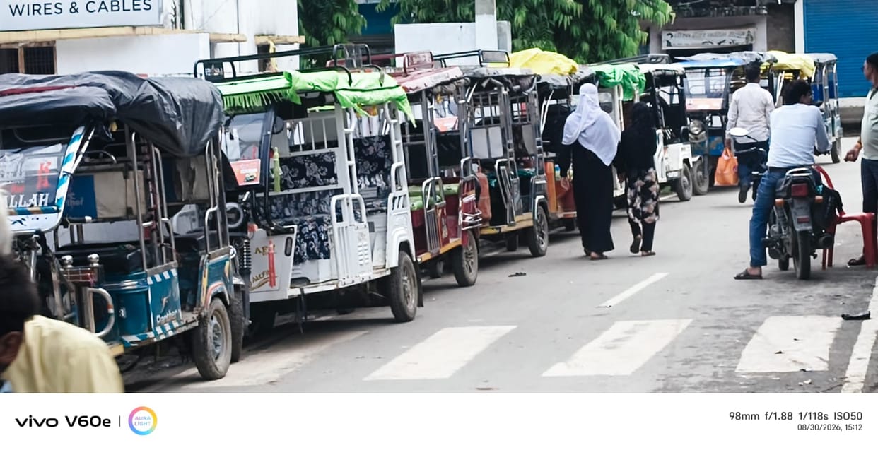 Auto and e-rickshaw drivers reached the police station to protest against the recovery