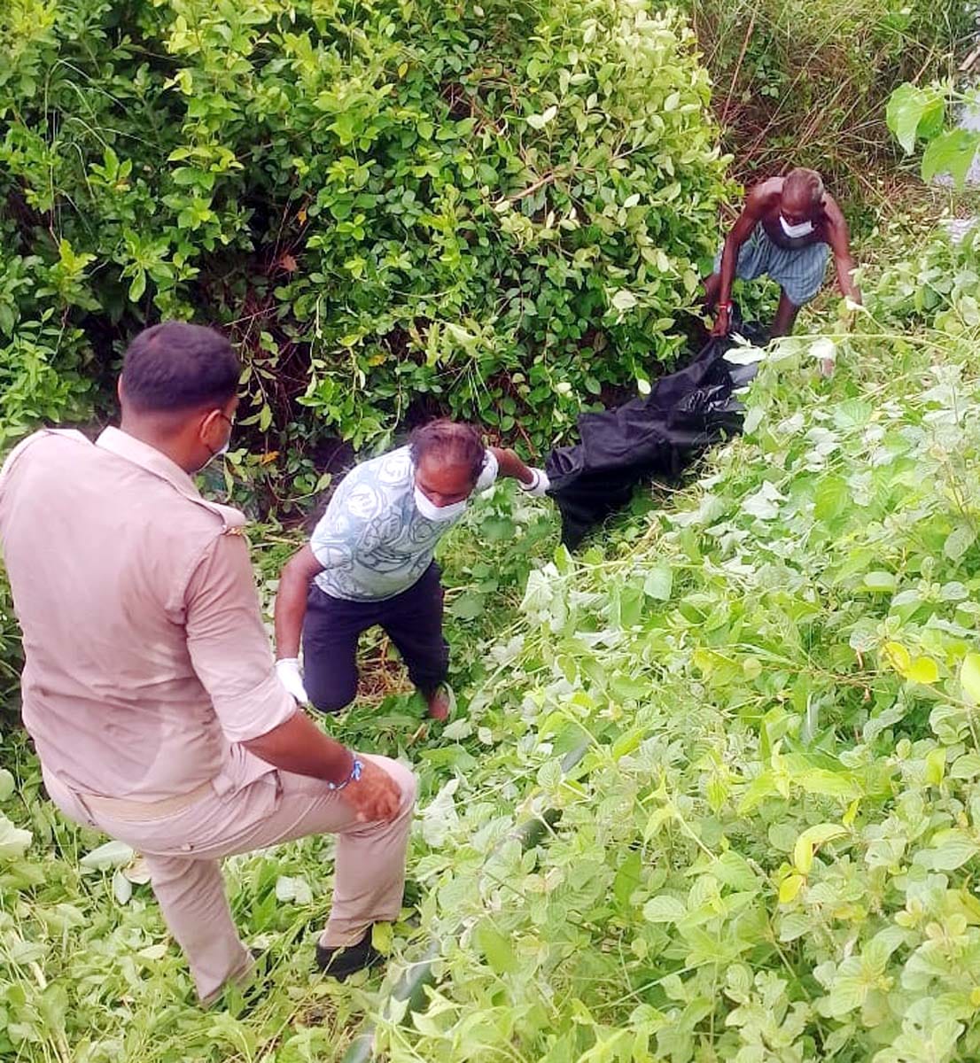 Decomposed body of an unidentified person found floating in the Gomti River.