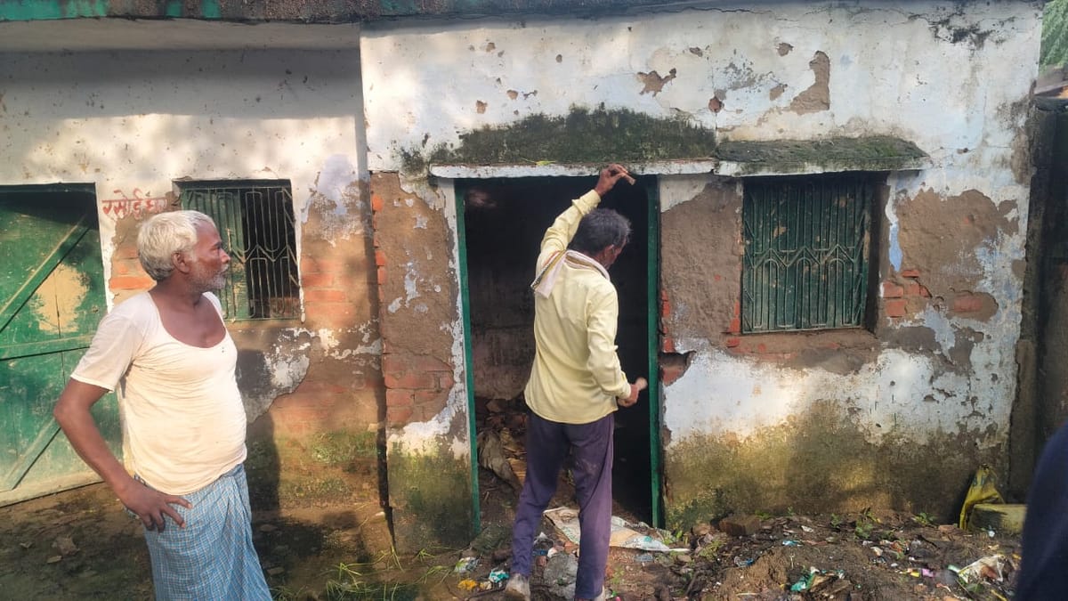 Agra News: नगला इनामी व सोरा में जर्जर स्कूल भवन किए ध्वस्त
