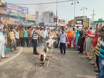 लाडवा। आंबेडकर चौक पर नारेबाजी कर कैबिनेट मंत्री कृष्ण बेदी का पुतला फूंकते कर्मचारी। संवाद