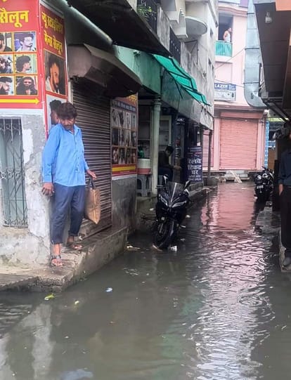 लाल इमली चौराहे के पास गली में भरा पानी। संवाद