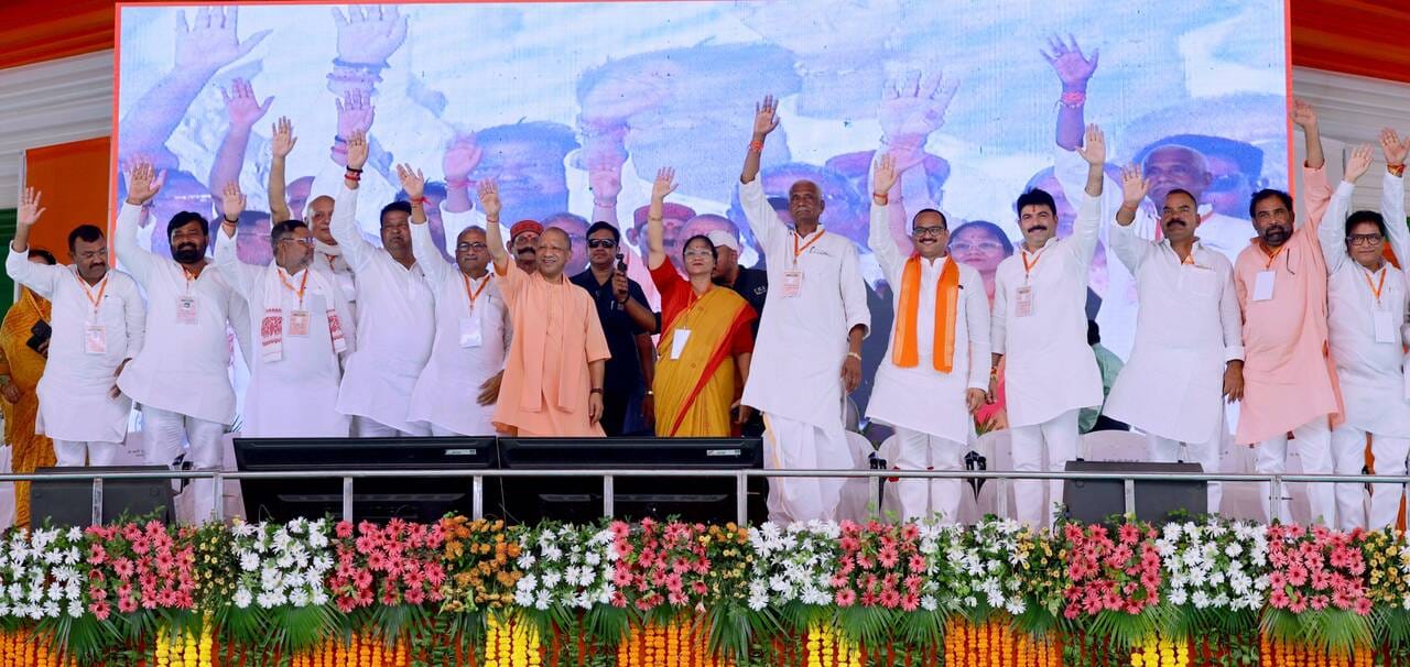 मंच से जनता का अभिवादन करते सीएम के साथ मौजूद मंत्री, विधायक व भाजपा पदाधिकारी। संवाद