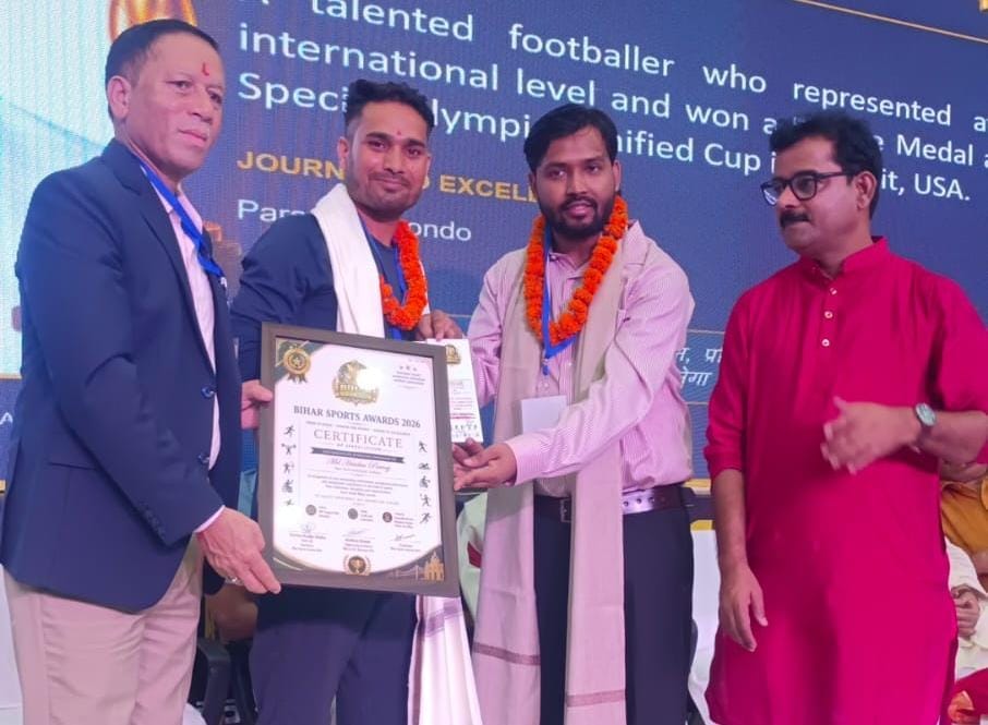 हैदर परवाज को खान सर सम्मानित करते हुए।