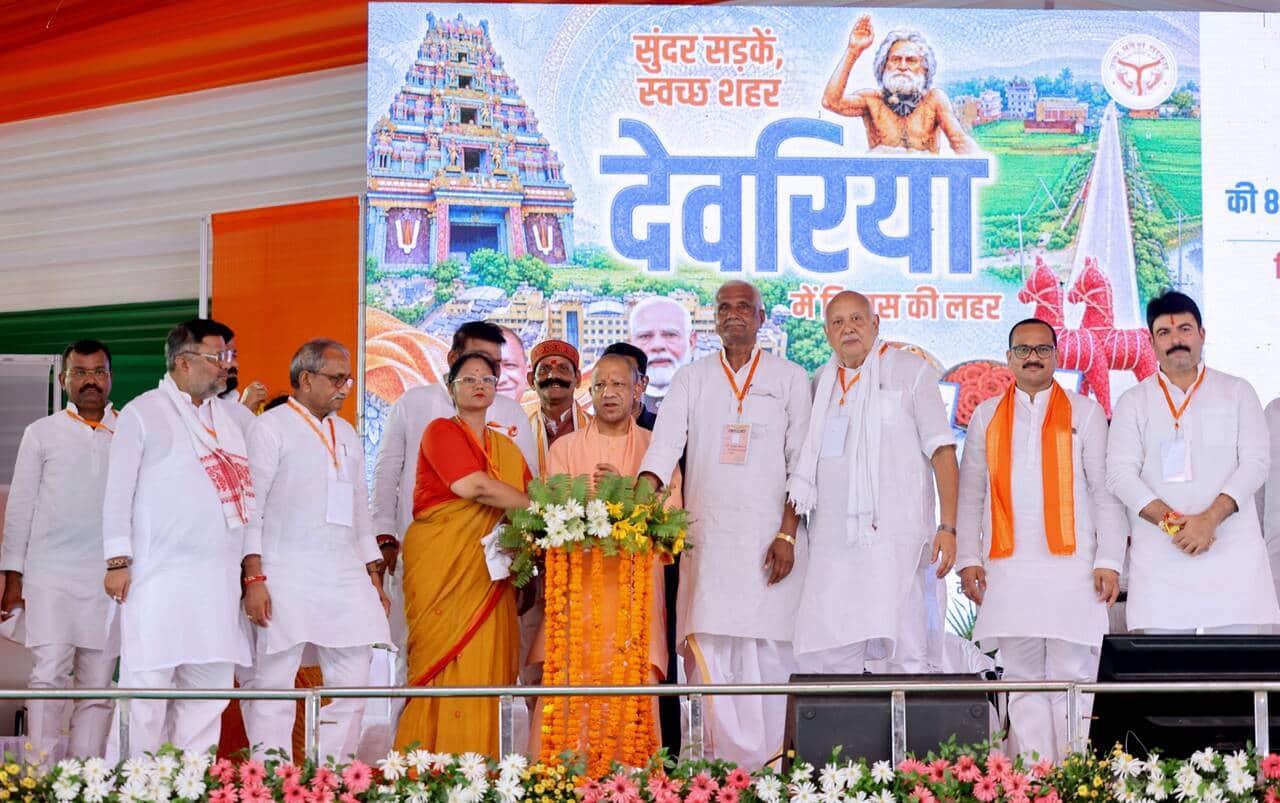 मझौलीराज में बटन दबाकर विकास कार्यों का शिलान्यास व लोकार्पण करते सीएम योगी आदित्यनाथ व अन्य व