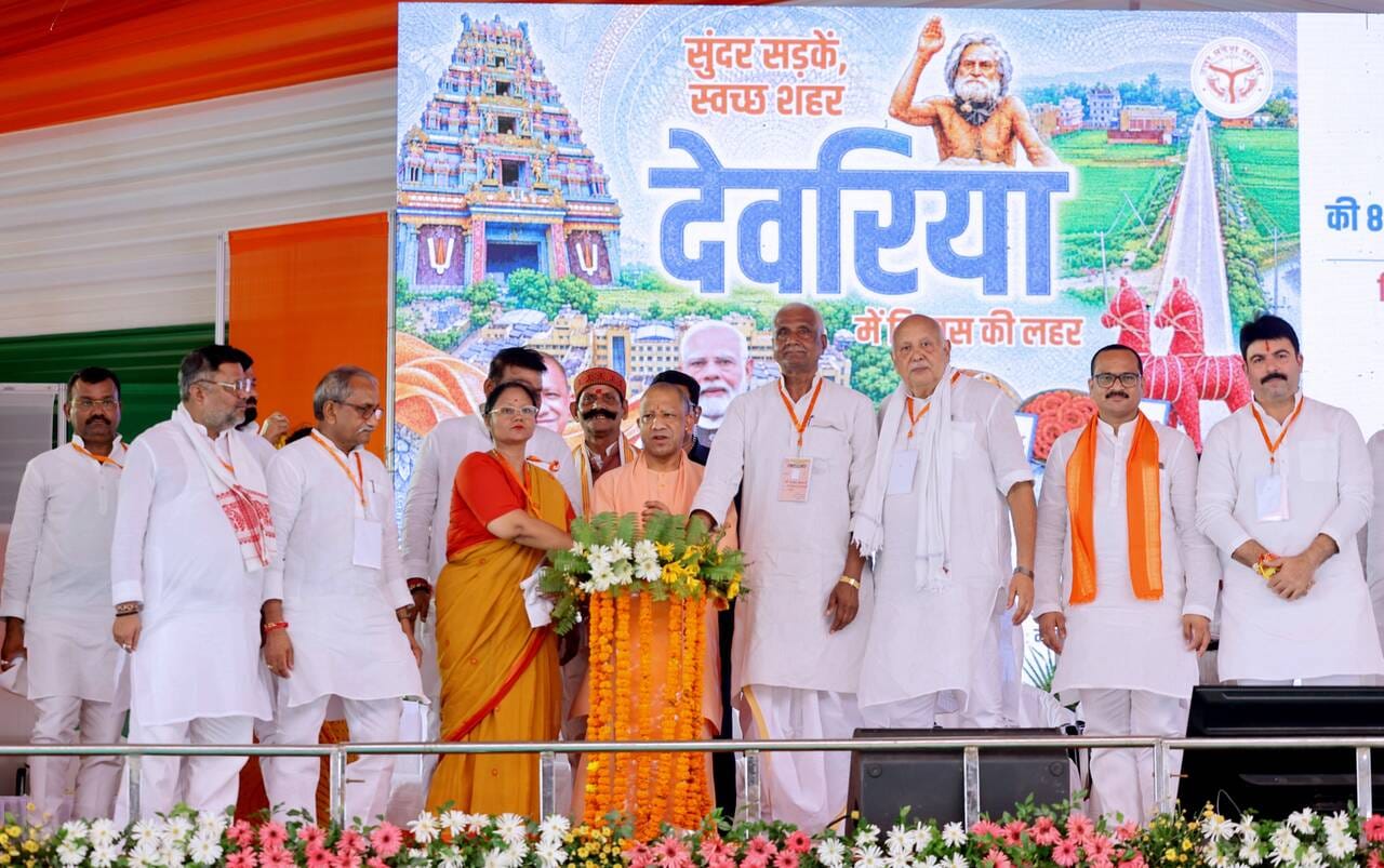 मझौलीराज में बटन दबाकर विकास कार्यों का शिलान्यास व लोकार्पण करते सीएम योगी आदित्यनाथ व अन्य व