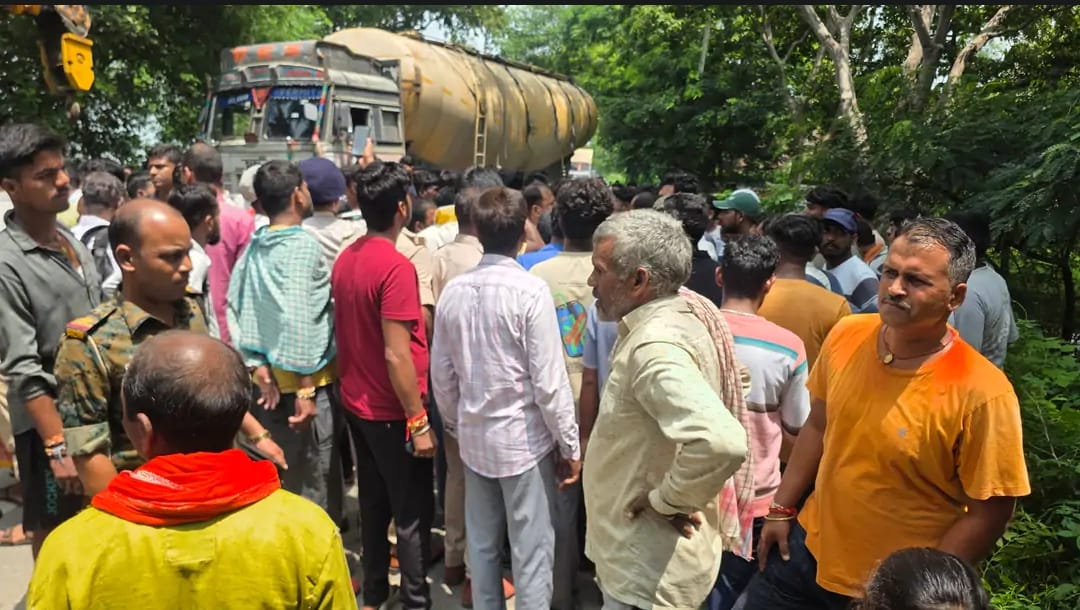 मौके पर मौजूद पुलिस व सड़क जाम किए आक्रोशित लोग।