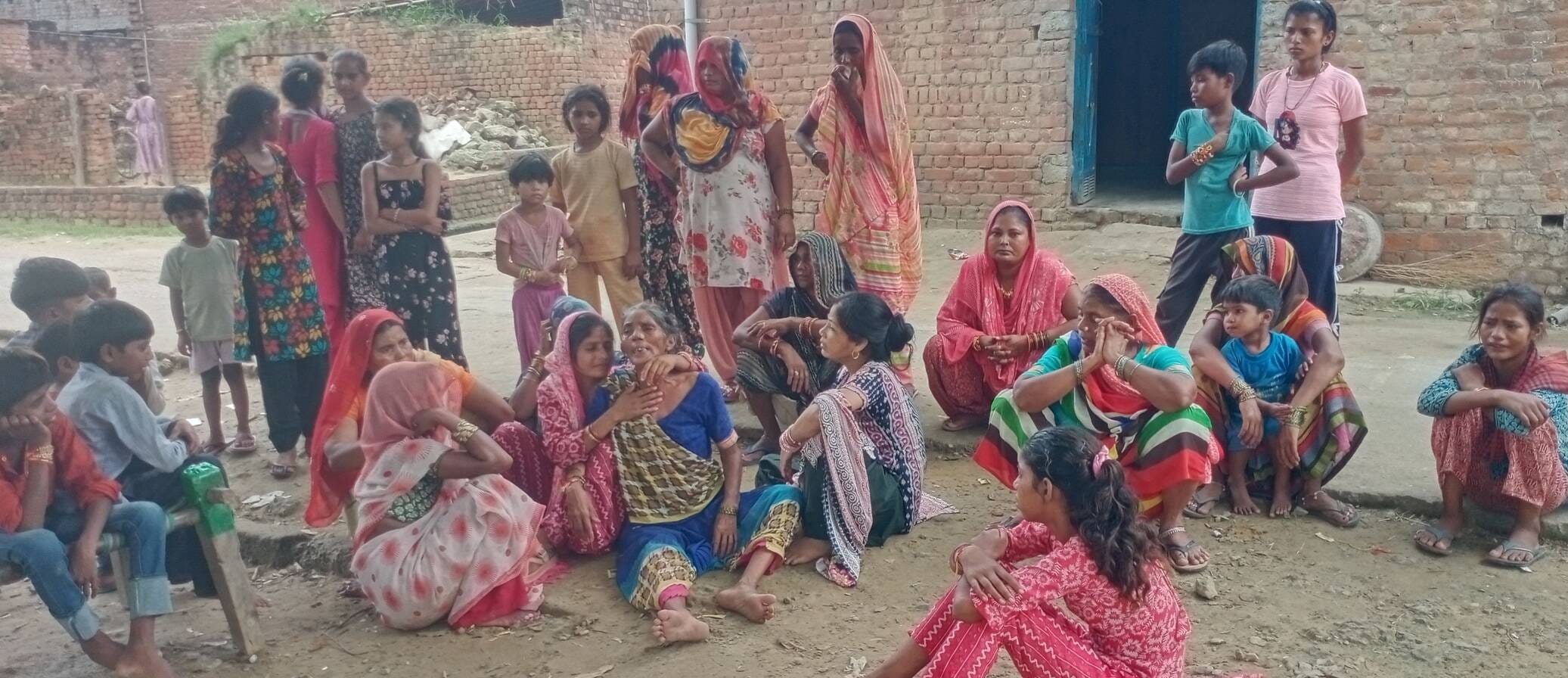मुकेश की मौत के बाद विलाप करते परिजन। संवाद