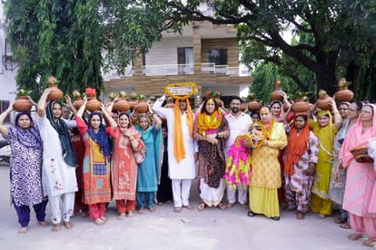 मलपुर पंचायत  भुड़ में श्रीमदभागवत कथा से पहले कलश यात्रा निकालते हुए गांव की महिलाए-स्रोत- ग्रा