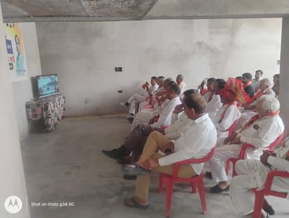 मन की बात कार्यक्रम सुनते भाजपा नेता व कार्यकर्ता। संवाद