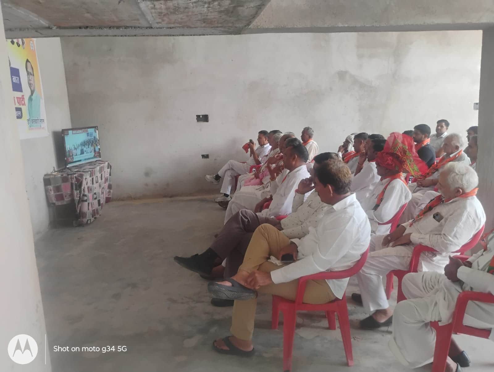 मन की बात कार्यक्रम सुनते भाजपा नेता व कार्यकर्ता। संवाद
