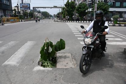 मैनहोल के चैंबर का टूटा ढक्कन।