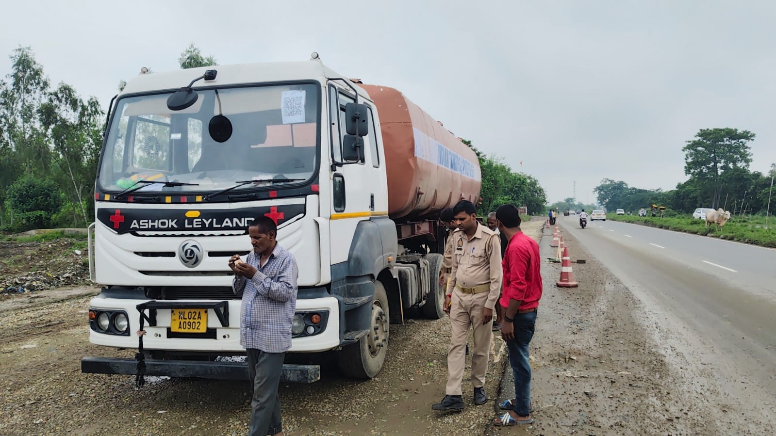 मीरानपुर कटरा में हाईवे किनारे खड़ा ट्रक। संवाद