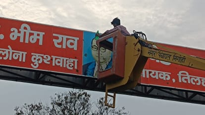 निगोही में डॉ.बीआर आंबेडकर के चित्र की सफाई करते कर्मचारी। स्रोत: जागरूक पाठक