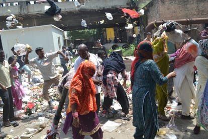 नगर पालिका कर्मचारी संघ के कर्मचारियों और पुलिस के बीच तनातनी हो गई। विरोध के दौरान पुलिस पर कच