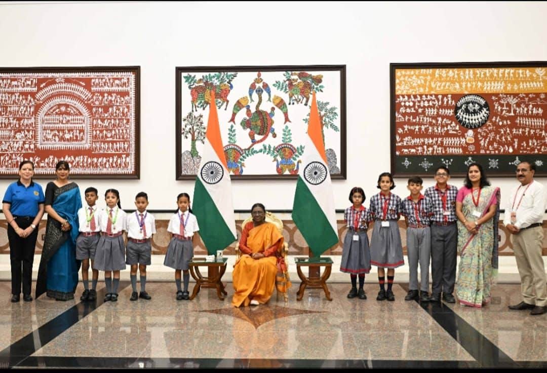 The President tied a *rakhi* to children from the Air Defence Army Primary School.