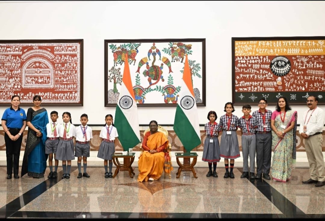 The President tied a *rakhi* to children from the Air Defence Army Primary School.
