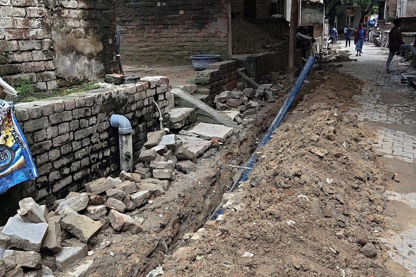 नईबाजार के पटेल नगर में बिछाई जा रही पाइपलाइन। संवाद