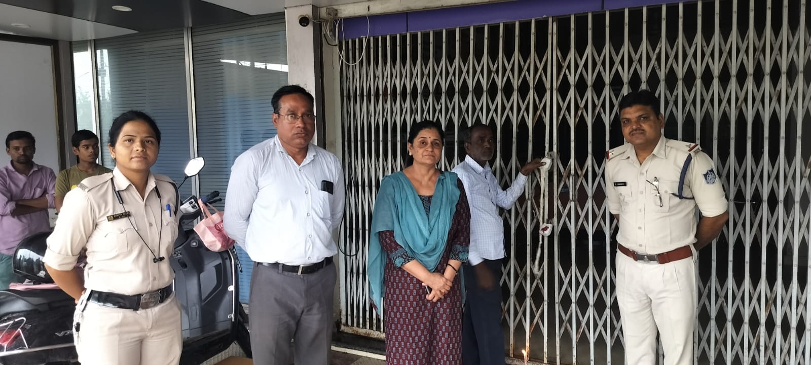 निजी क्लीनिक को सील करने की कार्रवाई करती स्वास्थ्य विभाग की टीम
