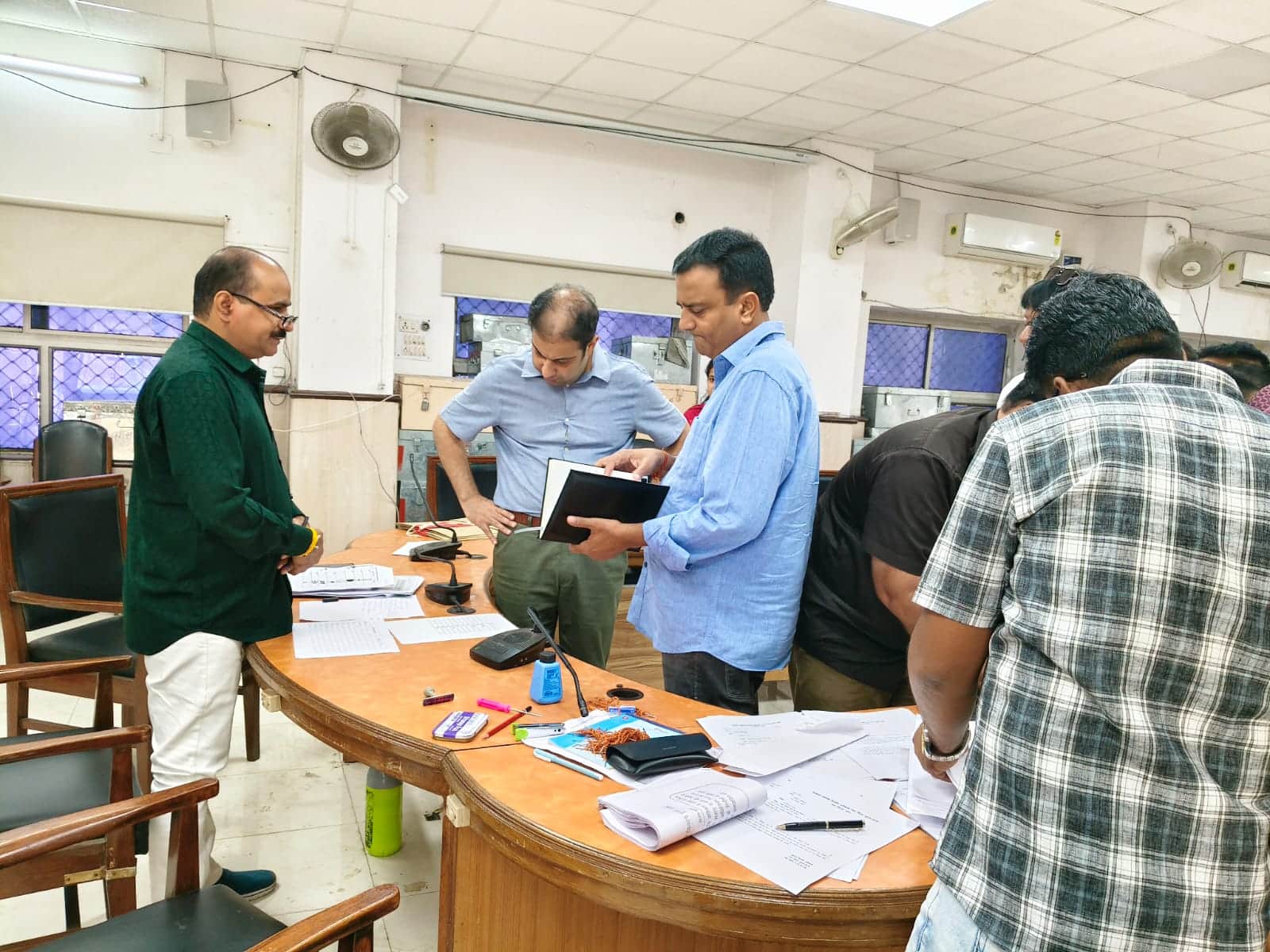 नामांकन भरने की प्रक्रिया की जांच करते जिला निर्वाचन अधिकारी