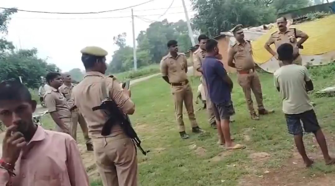 निपराज गांव में शरारती तत्वों की तरफ से डाॅ आंबेडकर की मूर्ति तोड़ने की सूचना पर पहुंची पुलिस। 
