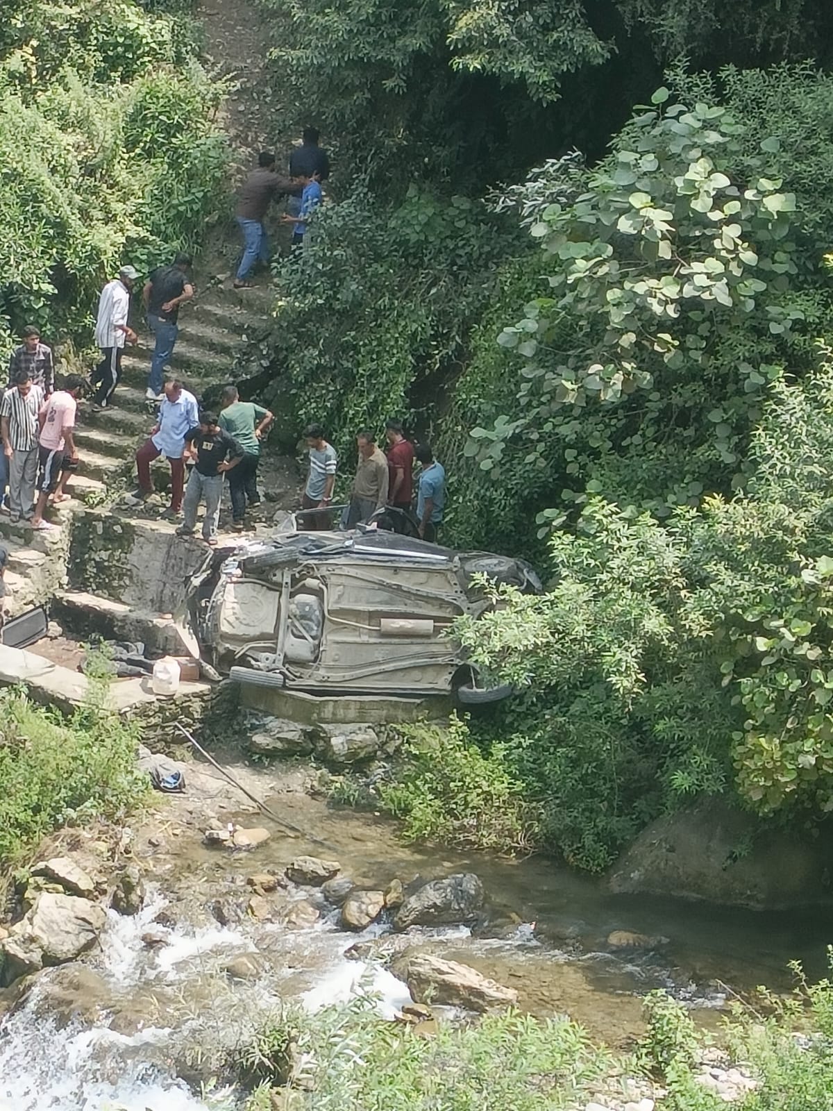 Car returning from wedding ceremony crashes; woman dies, four injured.