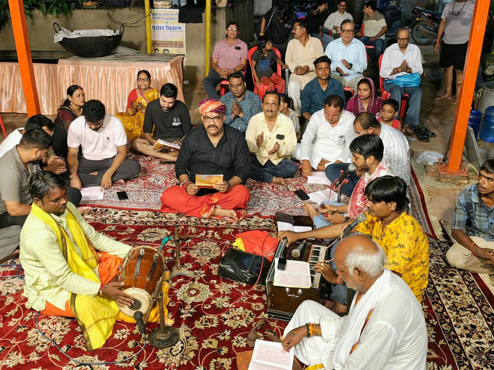 नारिया स्थित हनुमान मंदिर में नागरिक सेवा समिति की ओर से नेपाल त्रासदी में मृत लोगों के आत्मा क