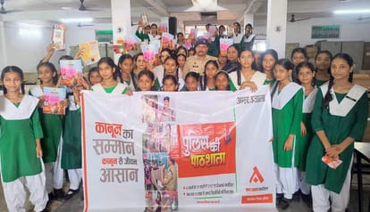 नेशनल गर्ल्स इंटर कॉलेज में आयोजित पुलिस की पाठशाला कार्यक्रम में उपस्थित सीओ सिटी देवव्रत वाज