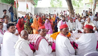 नियामताबाद के डंगरा शाहपुर में पीडीए पंचायत में उपस्थित पूर्व एमएलसी रामजतन राजभर, सपा नेता चं