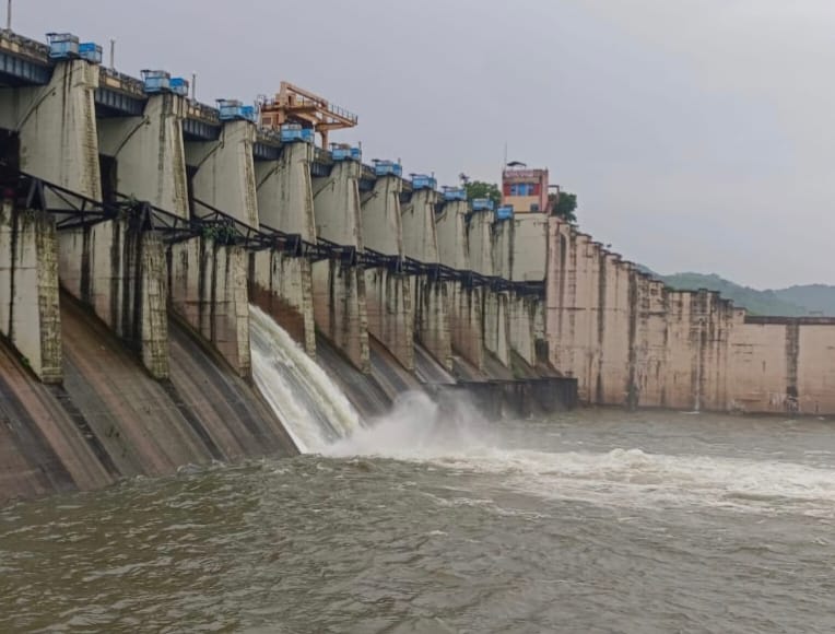 One gate of Obra Dam remained open for the fourth consecutive day.