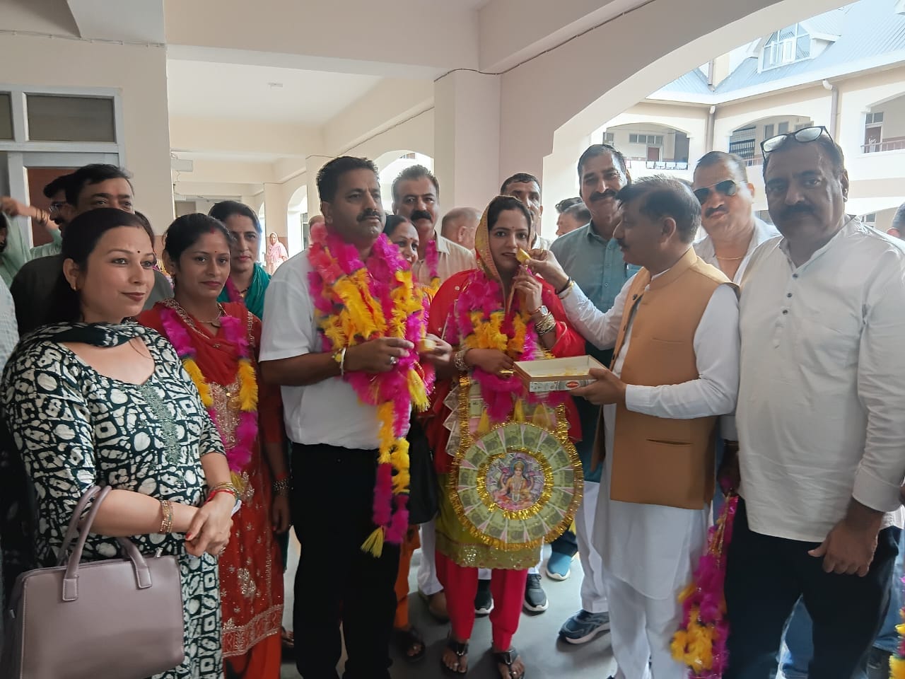 पंचायत समिति सुजानपुर में अध्यक्ष उपाध्यक्ष चुनाव में जीत के बाद विजेताओं को मिठाई खिलाते पूर्व