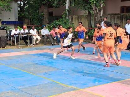 पीएम श्री राजकीय उत्कृष्ट वरिष्ठ माध्यमिक विद्यालय कन्या संतोषगढ़ में अंडर-19 छात्राओं की प्रति